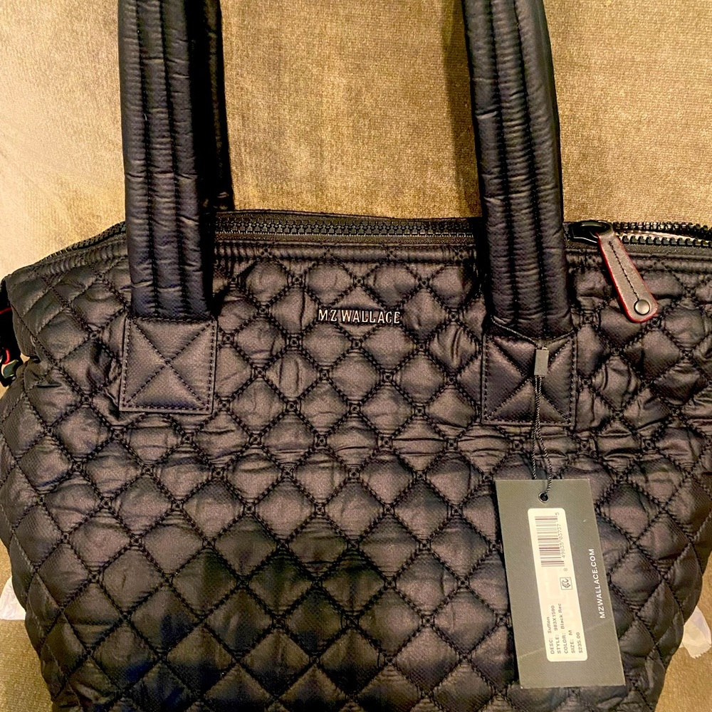 Medium size tote bag.